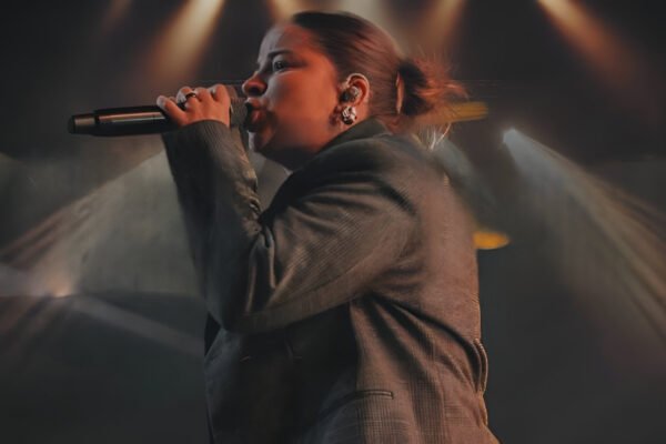 Carol Braga lança “Como Flecha – AO VIVO” e reafirma sua missão com uma geração cheia de propósito e fé