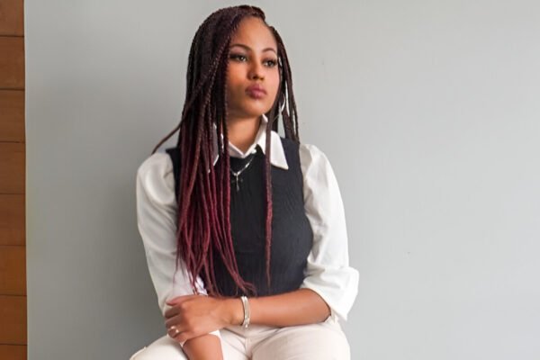 Ketellynn B estreia com o single “Momentos Difíceis” pela Trindade Records