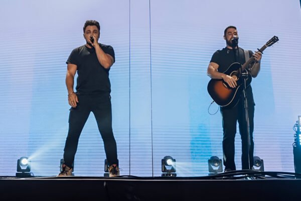 Theo Rubia e Marcelo Markes lançam “Eu Só Quero Tua Presença – AO VIVO” pela Brasas Music, gravada no Jesus Vida Verão
